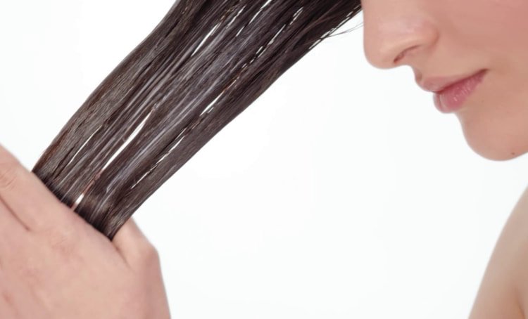 Application method of a hair care routine to prevent split ends, showing visible repair on damaged hair across different hair types.&nbsp;