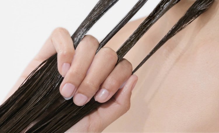 Get rid of dry hair by applying a nourishing mask on breakable hair&nbsp;to restore deep hydration and professional shine